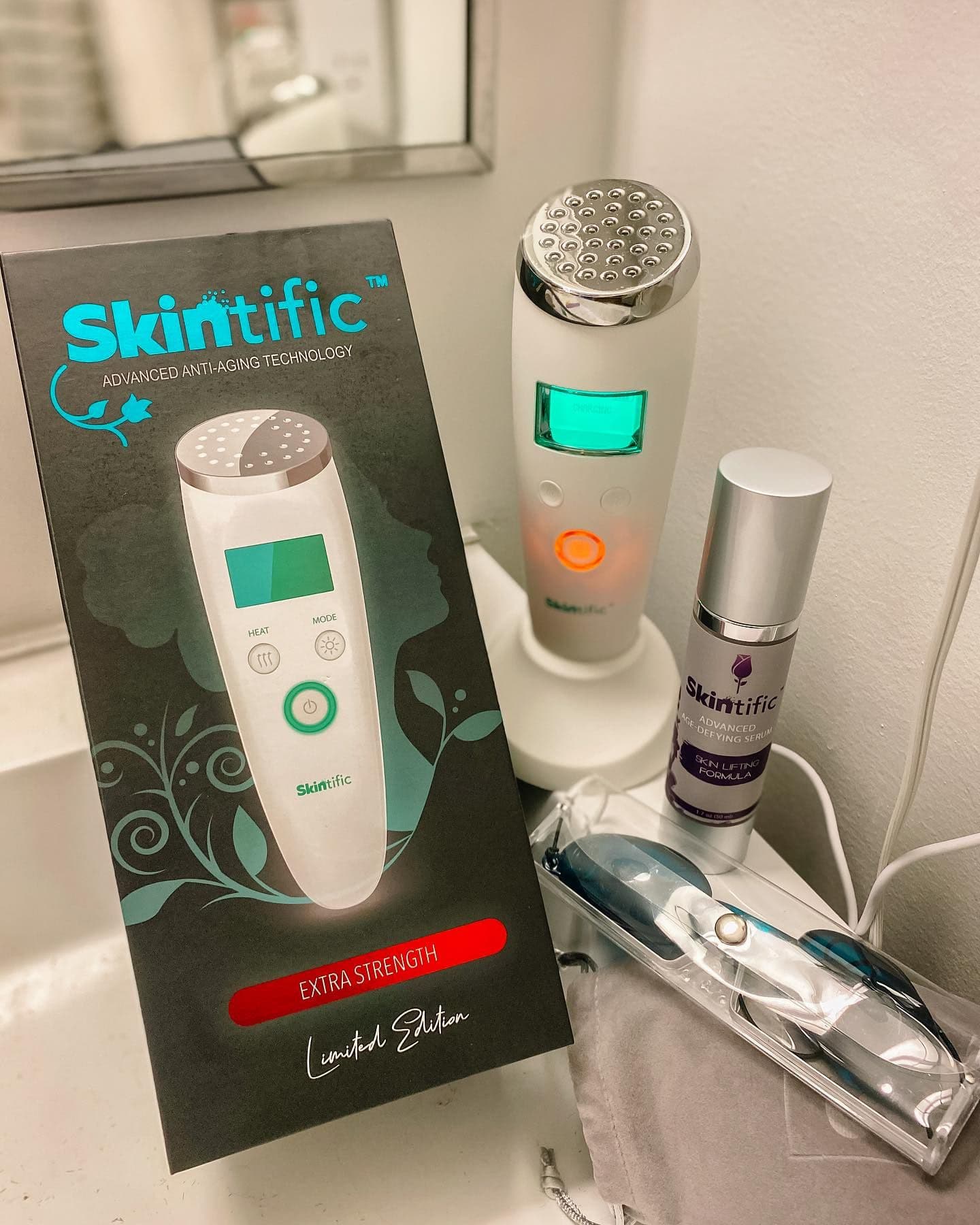 #sponsored @skintific_beauty
This top of the line handheld LED wand is designed to stimulate production of collage and e