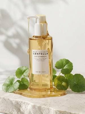 O segredo coreano para uma limpeza profunda sem esforço! 💧 O Madagascar Centella Light Cleansing Oil da SKIN1004 derrete toda a maquilhagem, o protetor solar resistente e o pó acumulado nos poros instantaneamente, sem deixar a pele oleosa ou a repuxar. Ideal para todos os tipos de pele (inclusive as oleosas). Garanta já o seu direto por aqui no TikTok Shop antes que esgote! 🛒✨ #skin1004 #cleansingoil #skincarecoreano #tiktokshop #limpezaprofunda