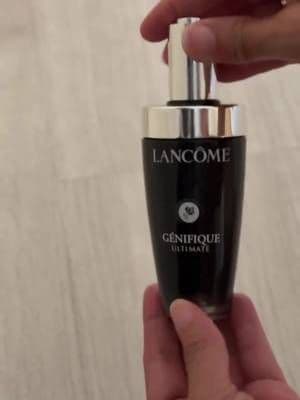 ✨ Hoy, con este regalo de lancome , me regalo un momento solo para mí con el nuevo serum Genifique Ultímate recargable de @lancomeofficial Belleza, innovación y sostenibilidad en un solo gesto. 💧 Su textura es una caricia y el sistema de aplicación, simplemente perfecto: con solo girar, tienes la dosis exacta. ¿Lo mejor? Es recargable… porque cuidar tu piel también puede cuidar el planeta 🌍 Un verdadero lujo consciente. 💫 ¿Ya lo probaste? #AD #LancomeLover #skincarebylancome #skyncare #genifique #Lancome #LancomeSkincare #SerumRecargable #LujoConsciente #SkincareDeLujo #PielRadiante #RutinaDeBelleza #BeautyLovers #GlowSkin #SelfCare #EcoBeauty #SustainableLuxury #Recargable #BeautyRoutine #BellezaConPropósito #FrenchBeauty #SkincareTips #RadiantSki