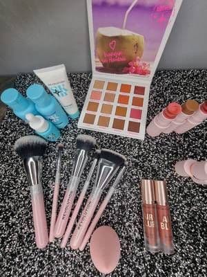 Happy to say I'm now tier 2 on make up revolution community. These are the goodies I got with my voucher. I chose the brush set, which are absolutely gorgeous. 2 new blush shades 1 bronzer 1 mini skincare set 2 Air blur liquid lips Order came with a free palette #RevGen #gifted #makeuprevolution #unboxing #makeup #beauty #RevGen #gifted #makeuprevolution #unboxing