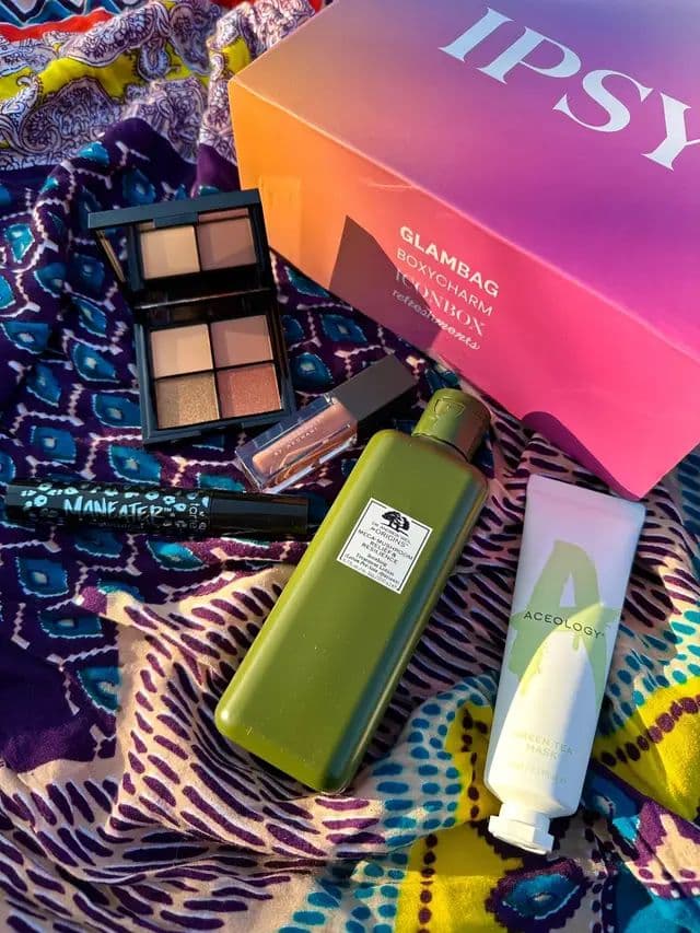 @IPSY This month's theme: Find Your Groove! Ipsy is like a beauty treasure hunt, full of exciting discoveries from fabulous brands! 5 full-size beauty products for $28/month. (UP to $200 Value)🔥🔥🔥🔥🔥🔥🔥🔥🔥🔥🔥🔥🔥🔥🔥 ✨Start your subscribe now!! https://glnk.io/mz73x/feichung-model @Origins Skincare Mega-Mushroom Relief and Resilience Soothing Treatment Lotion Lipstick @tarte cosmetics Maneater Waterproof Mascara @phasezeromakeup Santorini Quad Eveshadow Palette @Aceologybeauty Green Tea Mask @Defiance Beauty Luminious Liquid Which item from this bag do you adore the most? @IPSY #GiftedByIPSY @boxycharm #ipsy #beauty #obsessed #subscrptionbox #skincare #makeup #ugccreator #beautytips