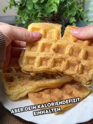 Anzeige | Proteinwaffeln - 63 Kalorien Ich zeige euch hier ein Rezept, welches ihr super leicht mit dem Braun Multigrill 9 Pro zubereiten könnt. Ich habe ihn die letzten zwei Wochen ausgetestet und bin mehr als zufrieden damit, da er mir meinen Alltag einfach erleichtert und alles deutlich schneller geht. Für das Rezept braucht ihr: - 50g Mehl - 30g More Protein Vanilla Ice Cream* - 20g Weichweizengrieß - 5g Backpulver - 1 Scoop Chunky Flavour* - 2 Eigelb - 100ml Milch (Mandel) - 2 Eiklar ➡️ Das Eigelb vom Eiklar trennen und das Eiklar steifschlagen. In einer anderen Schüssel die anderen Zutaten miteinander vermengen und dann das Eiklar vorsichtig unterheben. In einem Waffeleisen ausbacken lassen. Ich benutze hier den Multigrill 9 Pro von Braun - er hat einen Waffeleinsatz und kann die Waffeln auf drei verschiedenen Stufen ausbacken. Der Braun Multigrill 9 Pro ist flexibel nutzbar, hat verschiedene Platten (wie das Waffeleisen) und das schönste daran ist - die Platten können danach einfach in den Geschirrspüler, da sie Spülmaschinen fest sind. #multigrill9 #braunhouseholdde #grill @braunhouseholdde #ad