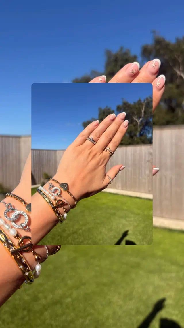 When the outfit is simple, the jewellery does the talking ✨ This heatwave has me reaching for easy, breezy outfits and my favourite @abbottlyon pieces to elevate the look without any effort. . ✨ Shop my favourites here: https://community.abbottlyon.com/s/poppy.v . #AbbottLyon #SummerStyle #EverydayJewellery @AbbottLyon #TheALCollective #ad