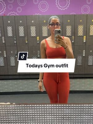 GYM OOTD 🔥 Cayenne 🌶️ en mood fierce & focused Cargo Legging with Pockets + Tone Bra de @POPFLEX Active 🖤 Con bolsillos, soporte y power. Listas para entrenar con estilo y actitud. 🎯 Disponible en mi TikTok Shop dale click al video o visita mi vitrina. 📢 TikTok Shop Disclaimer: Algunos productos en este video están linkeados a mi vitrina de TikTok Shop. Puedo ganar una pequeña comisión si compras a través de mis enlaces, sin costo adicional para ti. ¡Gracias por apoyar mi contenido! 💖 #Popflex #OutfitDeGym #RopaDeEjercicio #FitnessPuertoRico #CaminaConmigo #ShekyMorena #GLP1Journey #ResultadosReales #SinExcusas #Wellness #MujerActiva #LatinaFitness #TikTokShopLatina #OOTDFitness #LookDeHoy #GLP1EnEspañol #TikTokCreatorSearchInsightsIncentive