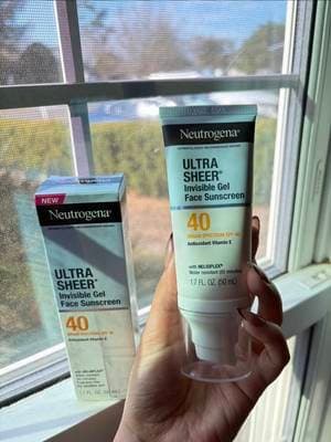 Ame este protector porque Protege tu piel sin efecto blanco con el nuevo protector solar en gel invisible. Su textura suave y aterciopelada se absorbe rápidamente, deja un acabado seco mate y funciona perfecto debajo del maquillaje. Ligero, práctico y ideal para usar todos los días. #UltraSheerSunscreen #ad @Neutrogena @Amazon