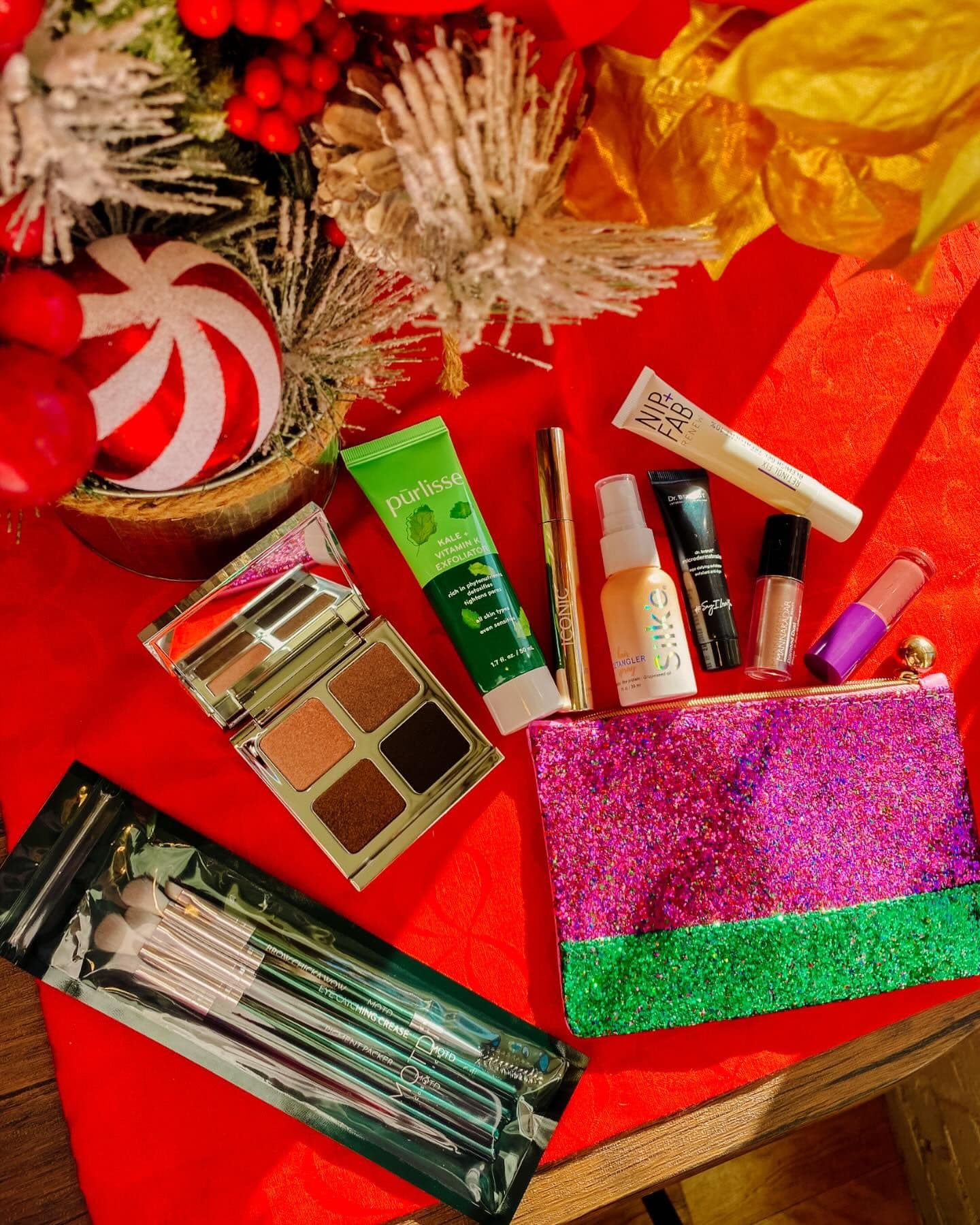 ✨The GLAMMEST Show on EARTH ✨💖 #giftedbyipsy December 2023 🎄🎀🥰
Get ready to steal the spotlight this holiday season