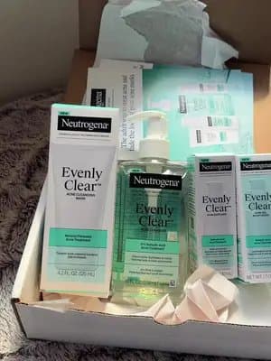 Clearer skin starts here ✨ Fights breakouts while helping fade post-acne marks for a smoother, more even complexion. #EvenlyClear #gifted #neutrogenagifted @Neutrogena