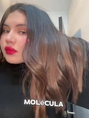 ¿Quieres un cabello de ensueño? ✨ ¡Te presento mi secreto mejor guardado! Con la línea Glycolic Gloss de Elvive, mi rutina capilar ha cambiado por completo. Mi cabello tiene 3 veces más brillo y la porosidad es cosa del pasado. ¡El tratamiento con enjuague es mi favorito! 😍 #BrillarEsTuPoderMx #BrillarEsTuPoder #LorealParisMx #Elvive #Publicidad