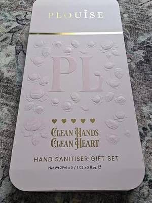 🌸 The Most Aesthetic Hand Sanitizer Ever?! Who knew staying germ-free could look this cute? 🥰 Checking out the new P.Louise ‘Clean Hands, Clean Heart’ gift set. It comes with 5 gorgeous, cherry-scented hand sanitizer sprays that clip right onto your keys or bag. Plus, it actually moisturizes instead of drying your hands out! The perfect aesthetic gift for your bestie (or yourself). ✨ #plouise #giftideasforher #whatsinmybag #tiktokshopfinds #tiktokmademebuyit @PLOUISE