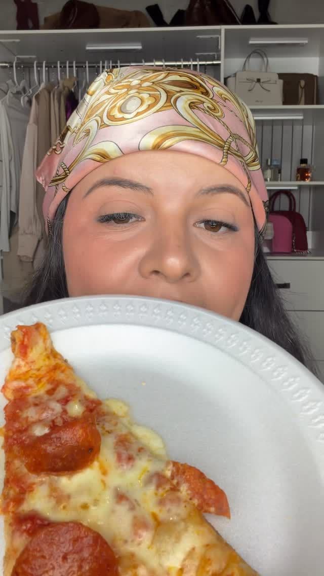 Haciendo la prueba de transferencia comiendo 🍕 🍕 y tomando🍷 🍷 con el lip contour stain de @hudabeauty
Cuénteme si