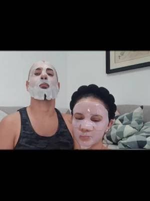Él con su mascarilla y yo disfrutando de mi skincare coreano. 😂🩷
Yo estoy probando la PDRN Pink Collagen Gel Mask de