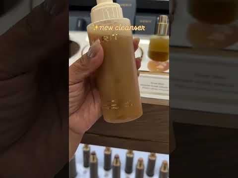 This new launch caught my eye👀 a bi-phase foaming cleanser that blends jojoba esters, PHAs