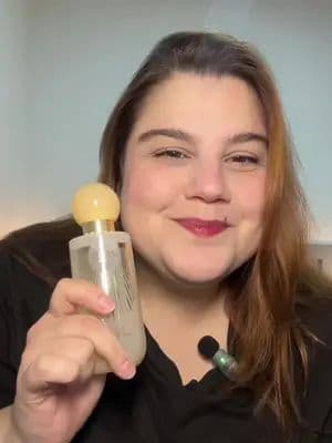 Frutado, fresco e cremoso ✨ O Radiant Hera da @Aura Beauty Club é aquele body splash que te envolve de um jeito mágico. Cheiro de deusa real oficial! 💫 #ResenhaSincerona #AuraBeauty #BodySplashPerfeito #CheirinhoBom #BelezaReal #tiktokshop
