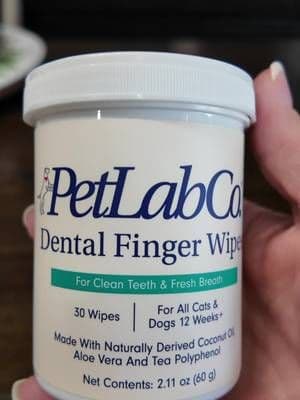 Make cleaning your pets teeth easy!! These dental wipes clean teeth, freshen breath and are made from natural ingredients! #ad #PetLabCo #dog #cat #petteethcleaning
