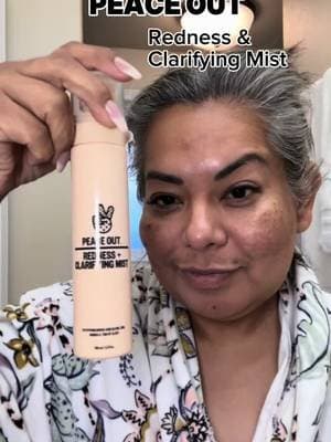#giftedbypeaceout I love using this mist to calm my irritated skin. The combination of hypochlorous acid and triple clay blend soothes redness and reduces excess oil, all in one refreshing spray. It's a staple in my daily routine #ShakeSpraySooth #peaceout #soothingfacemist