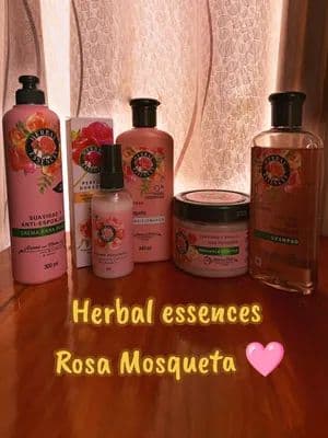 Rutina de cuidado del cabello Rosa 💖 para cabello rosa 🩷 Con la Nueva línea de cuidado Capilar de Herbal essences de Rosa mosqueta. Con su vibra rosa y girly 🩷 aporta suavidad brillo y movimiento natural al cabello previniendo el frizz, dejando un aroma floral y frutal durante todo el día. En especial mi producto favorito de la línea el 🩷Perfume y tratamiento capilar 🩷 que no solo te deja oliendo rico todo el día y lo puedes usar varias veces para refrescar tu cabello, sino que también funciona como termo protector, protegiendo tu cabello hasta 230°C la verdad un producto muy bueno y aesthetic. Y lo mejor de todo es que es cosmética capilar Cruelty Free #rosamosqueta #herbalrosamosquetapéfm #publicidad muchas gracias a @Herbal Essences LA y @For_Me por hacer posible este video. #haircareroutine