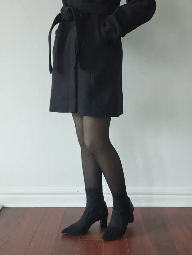 I love how this pair elevated my whole outfit. They’re lightweight, sturdy, and the cushioned soles make them super comfy. After a full day at work, I did get a bit of rubbing on one toe, even with socks, but nothing a little adjustment won’t fix. Still obsessed and definitely keeping these in my rotation. @cosyisland_official UrbanEase Pointed Toe Block Heel Ankle Boots #cosyislanders #comfyheels #winterboots #ootd #ad