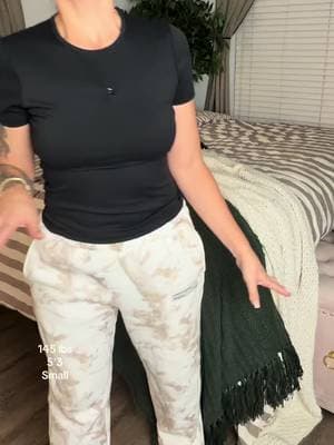 The Comfrt Camo Sweatpants are a whole VIBE! 🖤🔥 Oversized, cozy, and effortlessly stylish! 😍 The perfect streetwear look without sacrificing comfort. Trust me, you’ll want to live in these! 🛍️✨ #Comfrt #ComfrtCamo #CamoSweatpants #TikTokShopFinds #StreetwearStyle @Comfrt