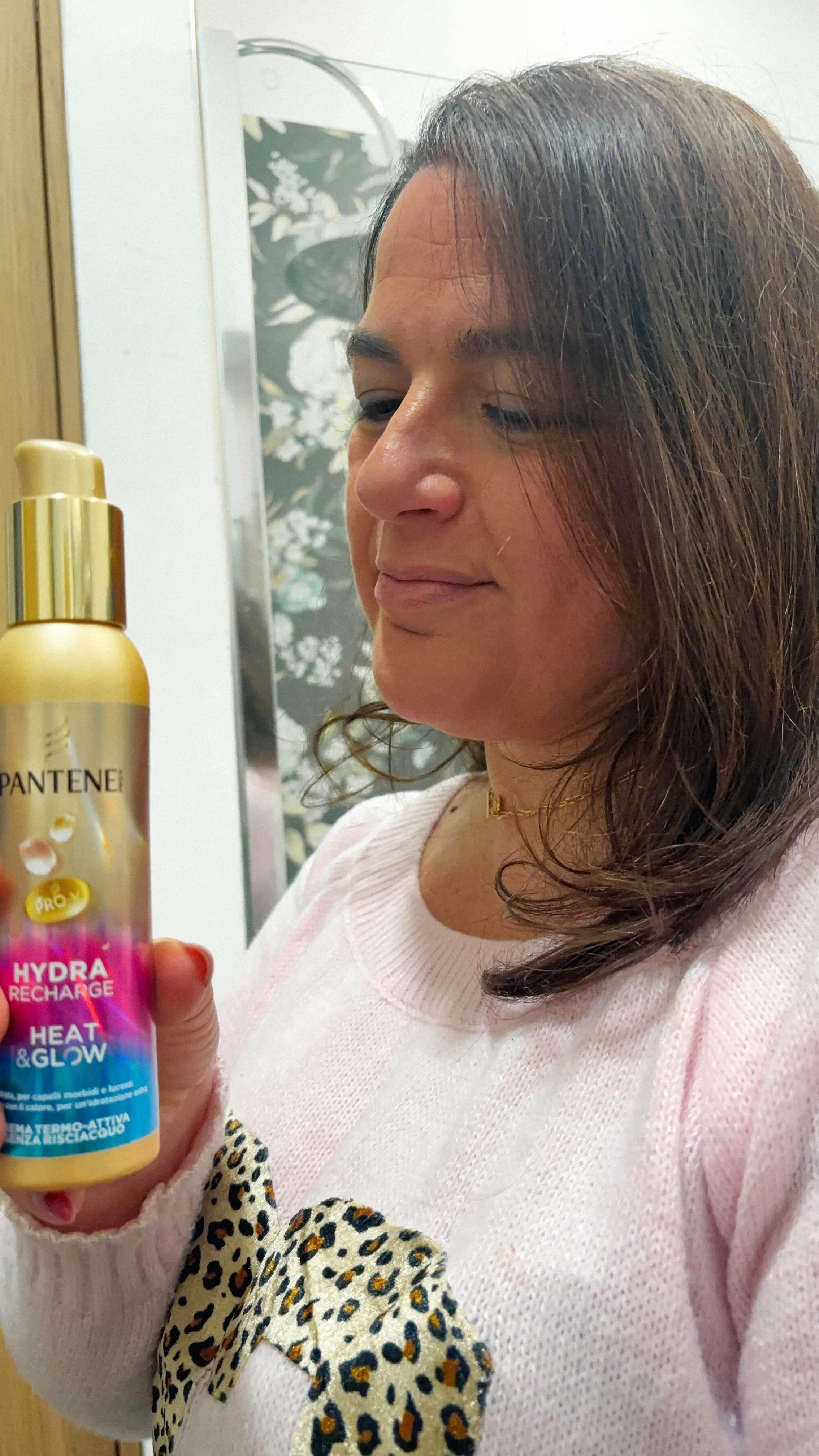 La mia nuova “mai più senza” nella haircare routine! 🚿✨
Questo trattamento termo-attivo di @capellipantene è la svolta
