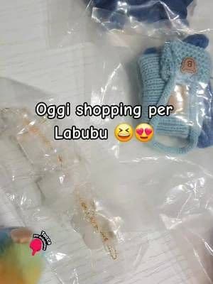 Noi abbiamo scelto questi completi. Cliccando sul sito ci sono tantissime varianti e accessori per tutti i gusti😍 Per acquistare basta cliccare sul carrellino arancione in basso. @Labuboo Studio #tiktokshop #viral #labubu #vestitieaccessori #labuboostudio
