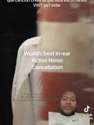 y ustedes, que canción creen que esté escuchando @Vini Jr.? @apple #ad #airpodsvinies