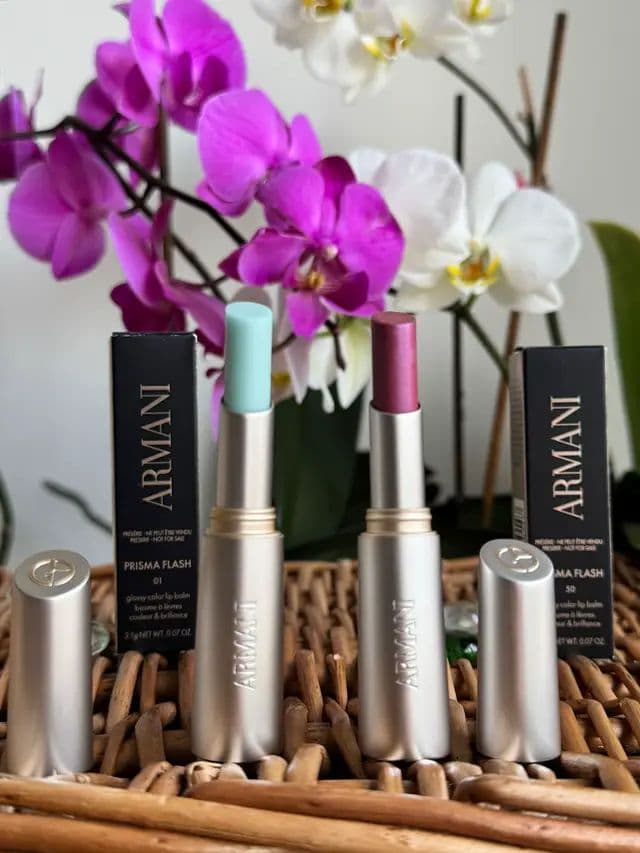 #AD ✨ I’ve been trying the Armani Prisma Flash Balm and the finish is exactly what I look for in a lip product: glossy, hydrating and effortless. It gives that “my lips but better” look with a soft, luminous touch. I have to admit, they were almost too beautiful to use at first, so I spent some time simply enjoying them as they are. The texture feels lightweight, never sticky, and adds just enough colour to enhance your natural lip tone while keeping that fresh, polished look. Definitely one of those easy, everyday pieces you keep reaching for. More to come… @Armani beauty #LorealistarUK #ARMANIBEAUTY #ArmaniBeautyPrismaFlashMoment #glow_with_ania
