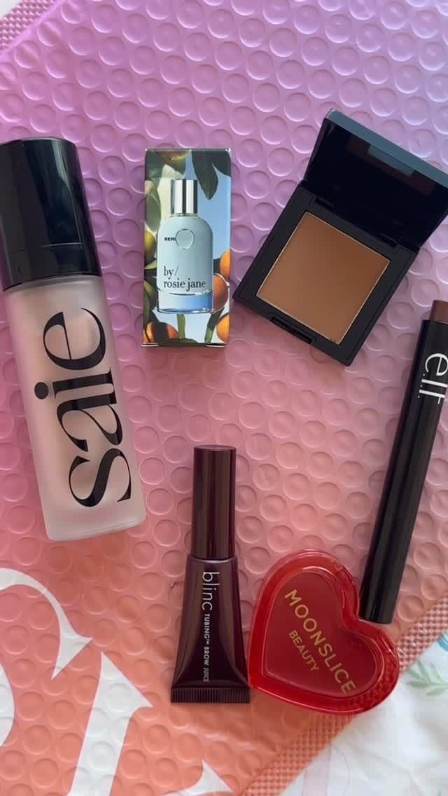 Starting the year with IPSY!!🤩🎀
Here is what I got:
@saiebeauty Glow Super Gel shade- Roseglow
@elfcosmetics Lip pl