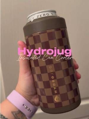 My drinks never stay cold long enough… until I found this. 🧊 The @HYDROJUG Can Cooler keeps both slim and standard 12 oz cans ice-cold for hours thanks to its double-wall stainless steel insulation. The screw-top design helps keep your can secure, it's dishwasher safe for easy cleanup, and the slim version even fits in most cup holders. Perfect for energy drinks, sparkling water, soda, backyard BBQs, pool days, road trips, work, and everyday errands. If you love functional accessories that actually make a difference, this is one of my favorite TikTok Shop finds. #hydrojug #cancooler #tiktokshopsummersale #tiktokshopcreatorpicks #TikTokShopFinds