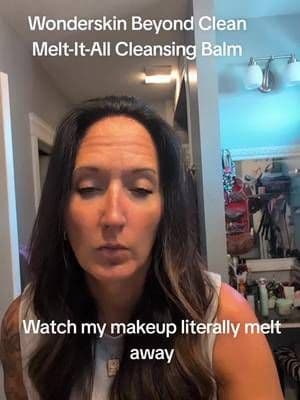 If you're still scrubbing your makeup off at the end of the day, let me show you this. This is the Wonderskin Beyond Cle