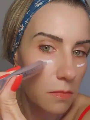 💜 Mary&May Eye Cream Designed for the delicate eye area, this cream helps provide deep hydration while promoting a brig