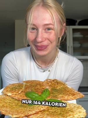 Anzeige | Knoblauchbrot - 164 Kalorien Ich zeige euch einfache Rezepte die ihr mit dem Braun Multigrill 9 Pro zubereiten könnt. Ich habe ihn die letzten zwei Wochen ausgetestet und bin mehr als zufrieden damit, da er mir meinen Alltag einfach erleichtert. Für das Rezept braucht ihr: - 100g Mehl - 42g More Protein Sahne* - 56g Magerquark - 56g (Mandel-)Milch - 4g Backpulver - 1 Tl. Salz Topping: - 10ml Light Butter - Knobilicious* ➡️ Alle Zutaten für den Teig miteinander vermengen und mit etwas Mehl zu 4 Fladen formen. Im Braun Multigrill 9 Pro mit dem Ofen Grill ausbacken und dann etwas Light Butter und Knobilicous drüber geben. Der Braun Multigrill 9 Pro ist flexibel nutzbar und das schönste daran ist - die Platten können danach einfach in den Geschirrspüler, da sie Spülmaschinen fest sind. #multigrill9 #ad #braunhouseholdde #grill @braunhouseholdde #cissyuhr