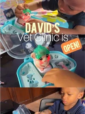 ¡La clínica veterinaria de David ya abrió! 🩺🐹 Hoy ayudamos a Coco con su ouchie usando el Little Live Pets Ouchies Vet Kit. ¡Es súper divertido ver cómo sus mejillas brillan y luego vuelve a estar feliz! 💛 #Ouchies #BringJoyHome #gifted #LittleLivePets @MooseToys