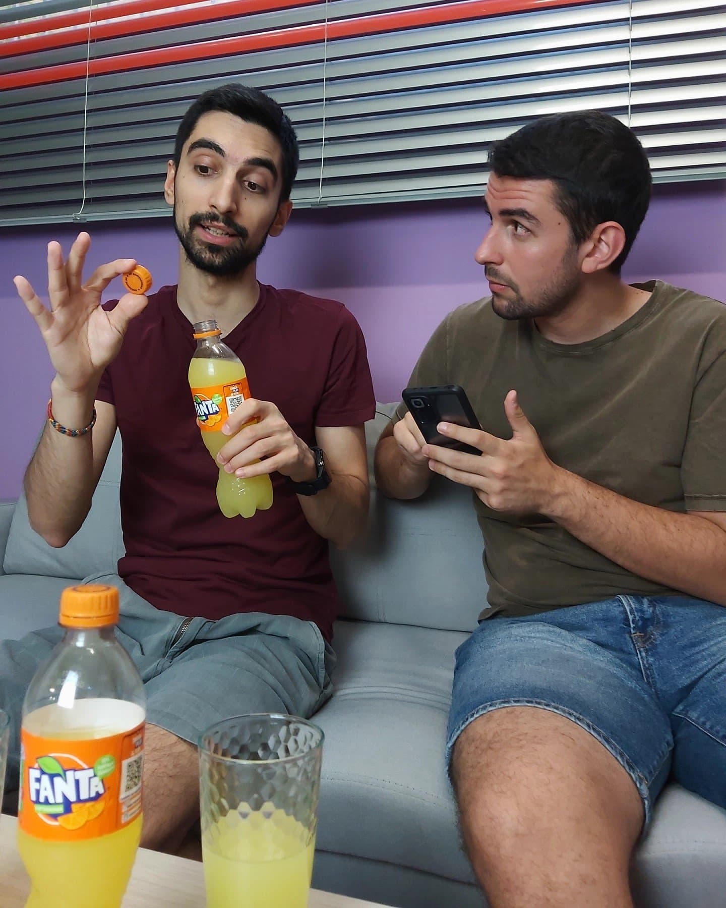 Βλέπεις πως περιμένω τον Γιάννη να μου μιλήσει; Κρέμομαι από τα χείλη του. Ξέρεις γιατί; Γιατί κατεβάζοντας το Coca-Cola