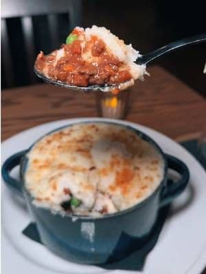 🤭Ever since that one episode of Arthur (PBS), I’ve always wanted to try Shepards pie 🥧 . Glad I was able to try it the authentic Irish way. WOW what a dish it is! It’s so filling and hearty. Perfect for the cozy weather New York has had Saturday! I also really enjoyed the spinach artichoke dip with pita slices. Incredibly delicious 🤤 @johndevoysnyc @Invyted - Influencer App #johndevoysnyc #nycfoodie #bestofnyc #ad