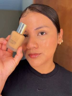 ✨ La base Double Wear de Estée Lauder es de larga duración, con cobertura media a alta y acabado mate natural que se siente ligera en la piel. Controla el brillo y resiste agua, sudor y transferencia, manteniéndose intacta todo el día sin verse pesada. Ideal para eventos o días largos donde necesitas un maquillaje impecable por horas 🤍.@Estée Lauder @CXS #estelauder #giftedbyesteelauder #DoubleWear #MadeForMore #communityxseen