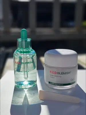 Do you find that your blemish treating products cause irritation? I know when I'm having a breakout, the last thing I want is for my skin to be irritated on top of everything! I was happy to try two products from the Dr.G R.E.D Blemish Clear line: ◇ Hyal-Cica Soothing Serum (50ml) ◇ Clear Soothing Cream (70ml) The serum offers 100 hours of deep hydration and cooling of the skin due to nano-Hyaluronic acid capsules. The serum prevents excessive sebum and calms acne breakouts. It has a nice gel texture that absorbs easily into the skin and leaves your skin feeling soft and not tacky or sticky. I have slightly sensitive skin and found that this serum was not irritating. It was nice to follow the serum with the soothing cream. This cream is a 6-year consecutive winner of the Olive Young Awards in the Cream Category, so that says something! It is great for all skin types, especially oily, acne-prone skin. I found that it was gentle and soothing, while also providing great hydration. The combination of these two products really helped when I was having a acne breakout and are good for prevention of future breakouts. Thank you @dr.g_global for gifting me these products to try! #drg #review #gifted #hyaluronicacid #skincare #skincaretips #serum #cream #Soothing #acneprone