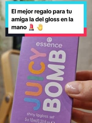 💄✨ El mejor regalo para tu amiga la del gloss en la mano (sí, esa que no sale de casa sin brillo en los labios 😏). Este pack de 5 glosses de Essence es pura tentación: brillan muchísimo, huelen increíble y dejan los labios suaves sin pegote 💋 Tú decides si se lo regalas… o te lo quedas tú 😉 🧡 Te lo dejo en el carrito naranja por si quieres bichearlo antes de que se agote. #tuprobadoradeconfianza #regalosparatuamiga #glosslips #essence #tiktokshopespaña