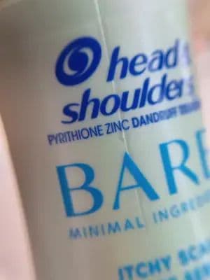 Si sufres de cuero cabelludo sensible, seco o con picazón constante, quédate a ver esto porque este producto va directo al grano. 🧴✨ Hoy les quiero mostrar este sérum: el Head & Shoulders BARE Itchy Scalp Relief. Lo que me llamó la atención de esta línea es que es súper minimalista. Viene con fórmulas limpias, libre de sulfatos y parabenos, ideal para cuidar la piel sin ingredientes pesados. La textura es súper ligera, se aplica directo en el cuero cabelludo y se absorbe al instante. Lo mejor es que calma esa molesta picazón de inmediato y te deja una sensación de frescura riquísima, sin dejar el cabello grasoso ni pesado para nada. Si buscas algo efectivo, suave y rápido para aliviar el cuero cabelludo, esta es una opción excelente que cumple por completo. ¿Ya conocían esta línea BARE de Head & Shoulders? ¡Las leo en los comentarios! 👇@influenster @HEAD AND SHOULDERS #complimentary #MintyCoolRelief #giftedbyheadandshoulders