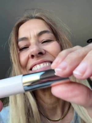 #publi – Colaboración con Rare Beauty. Cejas peinadas y con mejor definición en segundos. Estoy usando el fijador de cejas de @rarebeauty y me ayuda a mantenerlas en su lugar durante el día sin sensación pesada. Mi experiencia: fácil de aplicar, no deja residuos y aporta un acabado natural. Cada piel y cada tipo de ceja es distinta, pero a mí me está funcionando muy bien. ✨ #Publicidad #Colaboración #Ad #prproduct