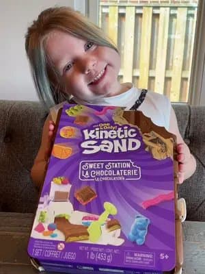 While I’m making lunch 🥗 she’s making us treats 🍫 with @spinmaster @KineticSand. I love her 😍 imagining #momsover40 #daughter #gifted #kineticsand #sweettreat
