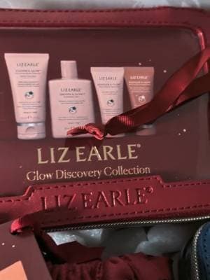 AD 🎁How gorgeous are these Liz Earle gift sets? I think I will end up keeping some for myself. 🎄 Christmas is just around the corner, and so I am getting organised by ordering some gift sets with my favourite products that I know other people will love too. 1) Cotton Quilted Flat Lay Bag 2) Glow Discovery Selection 3) Radiant Routine Discovery Kit 4) Two Special Edition Mandarin and Nutmeg Hand Care @lizearlebeautyco #AD #LizEarleBeauty #LizEarleBeautyCommunity #giftideas.
