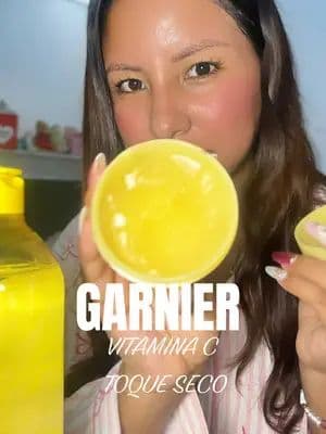 Está textura es única 🫧 Esa una crema hidratante pero que no deja sensación luminosa y aún así hidrata demasiado •Toque seco •Vitamina C •Luminosidad •Antimanchas #garnierskincare #frescocomoraspadilla #garnierfm #publicidad @For_Me