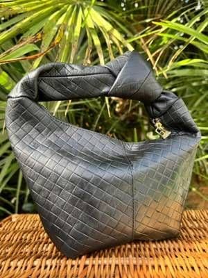#AD ✨ A little Abbott Lyon unboxing 🖤 My Vienna Mini Leather Bag has arrived 😍 I went for the black woven finish this time and I absolutely love how it looks 🖤 Such a gorgeous little bag for autumn and beyond! It can be styled with so many outfits. I love the quality of it and that beautiful leather scent. Definitely one you’ll be seeing again 🍂 🛍️ Shop Abbott Lyon through my link for a discount 🔗 community.abbottlyon.com/a/glow.with.ania @Abbott Lyon #TheALCollective #MyALStory #AutumnStyle #glow_with_ania
