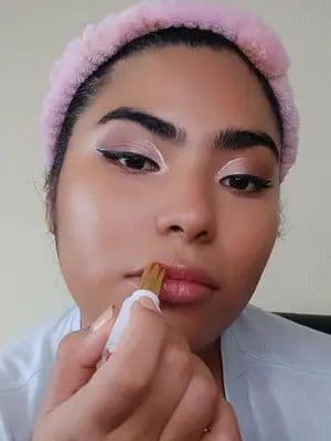 ¿Buscando el labial más cute y glossy? ✨ El tono Honey Shine de Revlon es TODO lo que este makeup necesitaba. 💄 Lo mejor de un bálsamo con el brillo de un gloss. 💖 Consigue el tuyo en el carrito naranja 🛒👇 #TikTokShop #RevlonSuperLustrous #HoneyShine #GlossyLips #Maquillaje