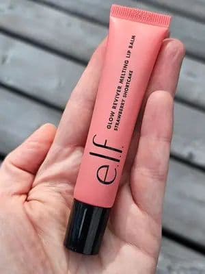 So I might have a slight obsession with lip balms, so i'm always excited to try a new one. Enter E.L.F Lip Balm in shade Strawberry Shortcake (15g). My thoughts: I really like how soft and buttery the lip balm is! It has a light pink strawberry shortcake hue, which I find complimentary. My lips felt very hydrated and soft afterwards. Thankfully, the lion balm is not sticky or tacky! I hate when that happens! Mostly because my hair ends up with the balm! Overall, I really liked this lip balm and would be happy to try the other hues and scents! About this product: 🍓 A rich & strawberry-scented lip balm 🍓 Buildable soft pink colour, high-gloss shine & a boost of hydration 🍓 Long-lasting nourishing lip balm with a buttery soft formula 🍓 Formulated with 10% hydrating butters for soft, supple lips 🍓 Comes in six flavours & shades 🍓 100% Vegan & Cruelty Free Star ingredients: 🌟 2% shea butter 🌟 5% mango butter 🌟 3% cocoa butter 🌟 1% hyaluronic acid blend All e.l.f. products are free from phthalates, parabens, nonylphenol ethoxylates, triclosan, & triclocarban. I received this product for free from Topbox Marketing for testing and review purposes. @elfcosmetics #lipbalm #liptint #tiktokmademebuyit #review #strawberry