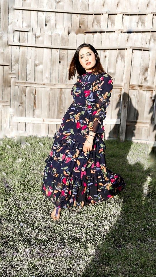 Falling In love all over again 💕
This @gucci belt is everything for me !
This beautiful dress and the shoes is a perf