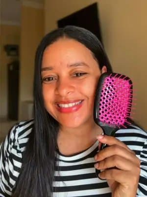 Probando el UNbrush® de FHI Heat. ✨💗 Un cepillo ligero que puedo usar en el cabello seco o mojado y que hace mucho más fácil mi rutina de desenredado. ¿Quieres probarlo? 🛍️ Compra el tuyo en Amazon a través del enlace de mi biografía. @FHI Heat #fhiheat #ad